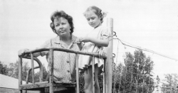 1963 год. Валентина Викторовна и Галя Додуевы