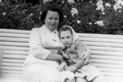 1965 год. Клавдия Михайловна Додуева с внучкой Галей