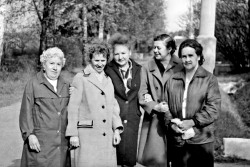 Справа налево: Мария Александровна Крохина, Л. Н. Тимощенко, Л. А. Дмитрук, М. А. Строкашина, Сафронова