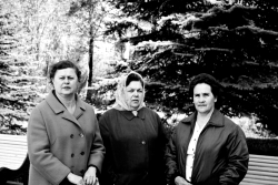 Слева направо: Л. Н. Тимощенко, М. И. Зурабова, М. А. Крохина