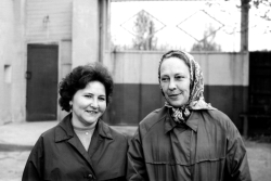 Лариса Ивановна Соколова, Александра Степановна Черных (слева)