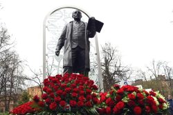 Памятник А. И. Бурназяну на территории ФМБЦ ФМБА России